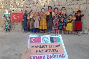 Mahmut efendi hazretleri adına Afganistan'da ekmek dağıtımında bulunduk