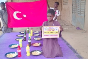 Afrika Kamerun yetim ve yoksul çocuklara yemek dağıtımı yapıldı Ekim 2022