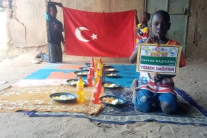 Afrika Kamerun yetim ve yoksul çocuklara yemek dağıtımı yapıldı Ekim 2022