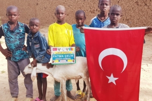 Afrika Kamerunun yoksul köylerindeki ailelere kurban eti dağıtımında bulunduk Ekim 2022