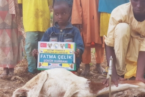 Afrika Kamerunun yoksul köylerindeki ailelere kurban eti dağıtımında bulunduk Ekim 2022