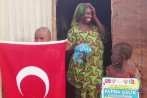 Afrika Kamerunun yoksul köylerindeki ailelere kurban eti dağıtımında bulunduk Ekim 2022