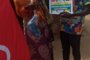 Afrika Kamerun köylerinde Adak kurbanı keserek yetim ve yoksul aileleri evlerinde ziyaret ederek dağıttik Ekim 2022