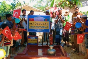 Bangladeş Arakan kamplarında Ali Õzbudak Camii bahçesi Su kuyusu açılışıni yaptık 