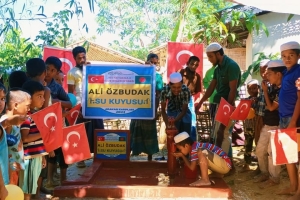 Bangladeş Arakan kamplarında Ali Õzbudak Camii bahçesi Su kuyusu açılışıni yaptık 