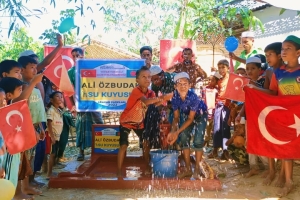 Bangladeş Arakan kamplarında Ali Õzbudak Camii bahçesi Su kuyusu açılışıni yaptık 