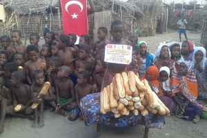 Madagaskar yetim yoksul köylerinde ekmek Dağıtımlarımız devam ediyor. Afrika Madagaskar Ekim 2022 Yetimi yoksulu gözetenler Derneği 