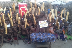 Madagaskar yetim yoksul köylerinde ekmek Dağıtımlarımız devam ediyor. Afrika Madagaskar Ekim 2022 Yetimi yoksulu gözetenler Derneği 