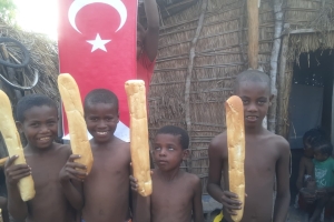Madagaskar yetim yoksul köylerinde ekmek Dağıtımlarımız devam ediyor. Afrika Madagaskar Ekim 2022 Yetimi yoksulu gözetenler Derneği 