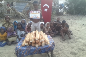 Madagaskardaki ekmek Dağıtımlarımız devam ediyor Yetimi yoksulu gozetenler uluslararası insani yardım ve eğitim derneği 