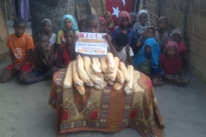 Afrika Madagaskar'da bize iletilen ekmeklerin dağıtımını yaptık 