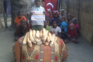 Afrika Madagaskar'da bize iletilen ekmeklerin dağıtımını yaptık 