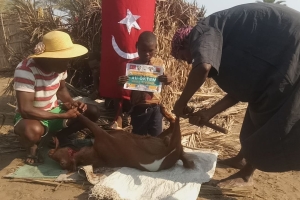 Afrika Madagaskar ülkesinde yetim ve yoksul aileler için akika kurbanı kestirip evlerinde ziyaret ederek etlerin dağıtımını yaptık