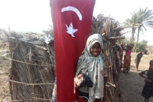 Afrika Madagaskar ülkesinde yetim ve yoksul aileler için akika kurbanı kestirip evlerinde ziyaret ederek etlerin dağıtımını yaptık