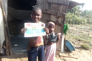 Afrika Madagaskar ülkesinde yetim ve yoksul aileler için akika kurbanı kestirip evlerinde ziyaret ederek etlerin dağıtımını yaptık