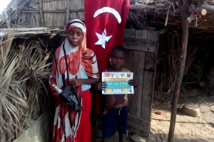 Afrika Madagaskar ülkesinde yetim ve yoksul aileler için akika kurbanı kestirip evlerinde ziyaret ederek etlerin dağıtımını yaptık