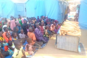 Bugün Afrika kamerunda şiddetli yağışlar ve seller sonucunda evsiz kalan çadırlarda yaşayan yetim yoksul ailelere ekmek dağıtımında bulunduk Kasım 2022