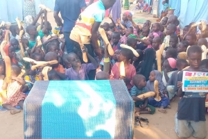 Bugün Afrika kamerunda şiddetli yağışlar ve seller sonucunda evsiz kalan çadırlarda yaşayan yetim yoksul ailelere ekmek dağıtımında bulunduk Kasım 2022