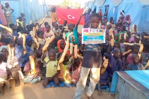 Bugün Afrika kamerunda şiddetli yağışlar ve seller sonucunda evsiz kalan çadırlarda yaşayan yetim yoksul ailelere ekmek dağıtımında bulunduk Kasım 2022