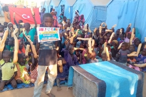 Bugün Afrika kamerunda şiddetli yağışlar ve seller sonucunda evsiz kalan çadırlarda yaşayan yetim yoksul ailelere ekmek dağıtımında bulunduk Kasım 2022