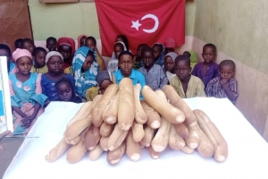 Afrika Kamerun ekmek dağıtımı 2022