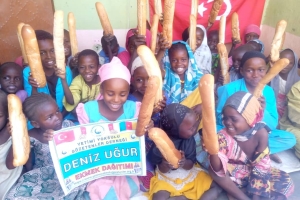 Afrika Kamerun ekmek dağıtımı 2022