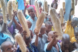 Afrika Nijerya bölgesinde yetim ve yoksul çocuklara ekmek dağıtımı yapıldı Kasım 2022 