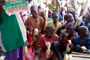 Afrika Nijerya bölgesinde yetim ve yoksul çocuklara ekmek dağıtımı yapıldı Kasım 2022 