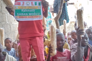 Afrika Nijerya bölgesinde yetim ve yoksul çocuklara ekmek dağıtımı yapıldı Kasım 2022 