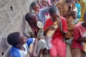 Afrika Nijerya bölgesinde yetim ve yoksul çocuklara ekmek dağıtımı yapıldı Kasım 2022 