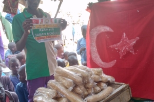 Afrika Nijerya bölgesinde yetim ve yoksul çocuklara ekmek dağıtımı yapıldı Kasım 2022 