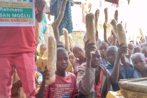 Afrika Nijerya bölgesinde yetim ve yoksul çocuklara ekmek dağıtımı yapıldı Kasım 2022 