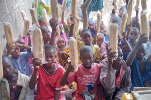 Afrika Nijerya bölgesinde yetim ve yoksul çocuklara ekmek dağıtımı yapıldı Kasım 2022 