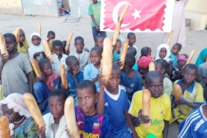 Afrika Çad bölgesinde yetim ve yoksul çocuklara ekmek dağıtımında bulunduk Kasım 2022 