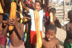 Madagaskar ülkesinde yetim ve yoksul çocuklara ekmek dağıtımında bulunduk Kasım 2022 