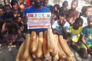 Madagaskar ülkesinde yetim ve yoksul çocuklara ekmek dağıtımında bulunduk Kasım 2022 
