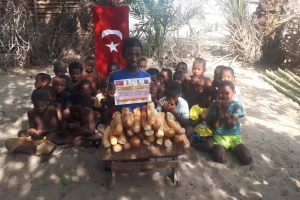 Madagaskar ülkesinde yetim ve yoksul çocuklara ekmek dağıtımında bulunduk Kasım 2022 