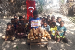 Madagaskar ülkesinde yetim ve yoksul çocuklara ekmek dağıtımında bulunduk Kasım 2022 