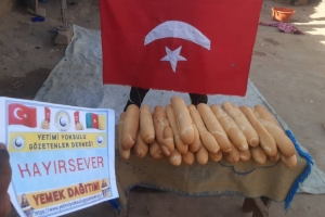 Kamerun'da ekmek dağıtımları mız devam ediyör