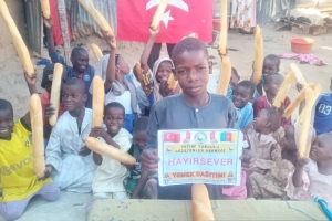 Kamerun'da ekmek dağıtımları mız devam ediyör