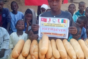 Kamerun'da ekmek dağıtımları mız devam ediyör