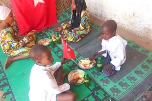 Çad bölgesinde yetim ve yoksul çocuklara yemek dağıtımında bulunarak onların sevinçlerine ortak olduk