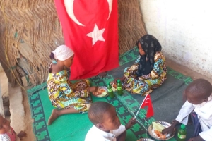 Çad bölgesinde yetim ve yoksul çocuklara yemek dağıtımında bulunarak onların sevinçlerine ortak olduk