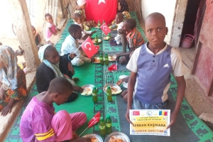 Çad bölgesinde yetim ve yoksul çocuklara yemek dağıtımında bulunarak onların sevinçlerine ortak olduk