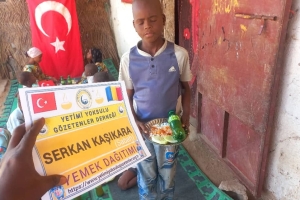 Çad bölgesinde yetim ve yoksul çocuklara yemek dağıtımında bulunarak onların sevinçlerine ortak olduk