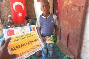 Çad bölgesinde yetim ve yoksul çocuklara yemek dağıtımında bulunarak onların sevinçlerine ortak olduk