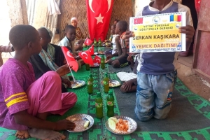 Çad bölgesinde yetim ve yoksul çocuklara yemek dağıtımında bulunarak onların sevinçlerine ortak olduk