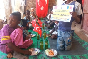 Çad bölgesinde yetim ve yoksul çocuklara yemek dağıtımında bulunarak onların sevinçlerine ortak olduk