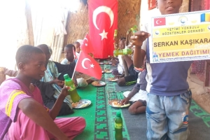 Çad bölgesinde yetim ve yoksul çocuklara yemek dağıtımında bulunarak onların sevinçlerine ortak olduk