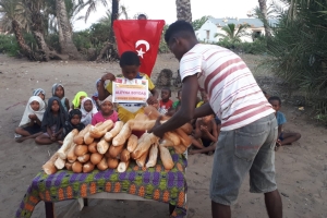 Madagaskar adasında yetim yoksul çocuklara ekmek dağıtımlarimiz dev rdiyor